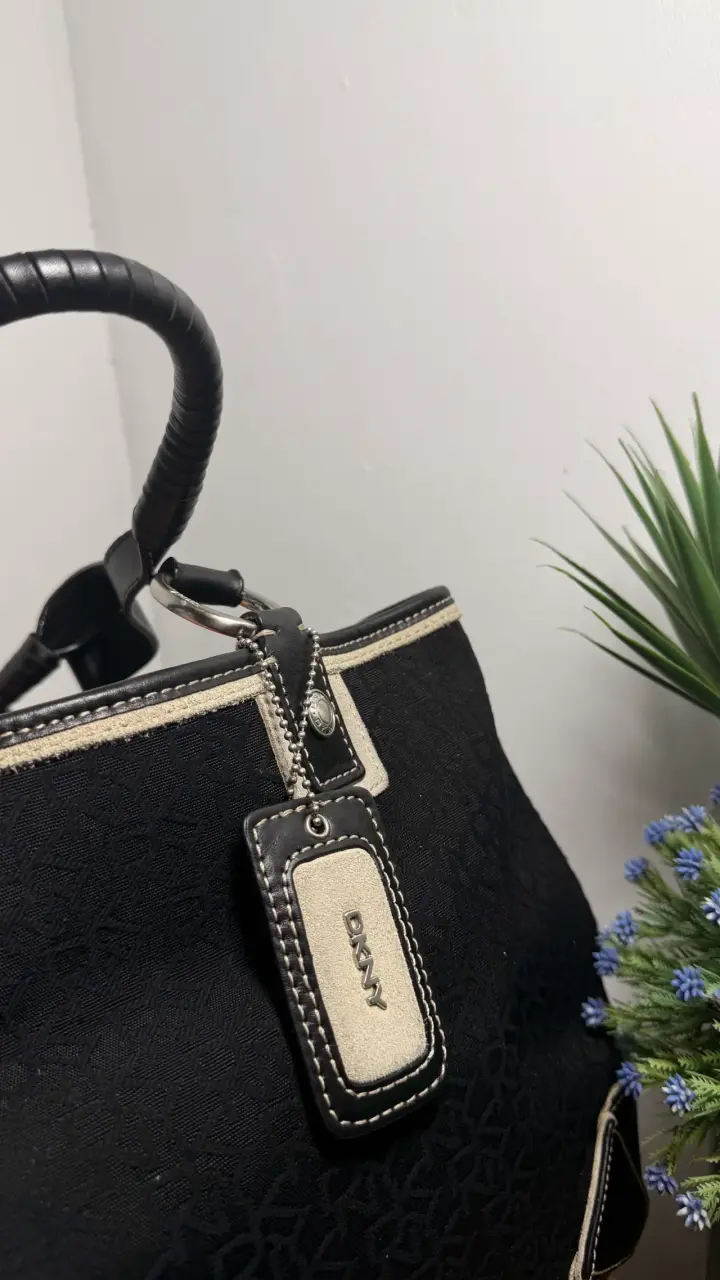 Bolso de mano negro DKNY con detalles en cuero - 3