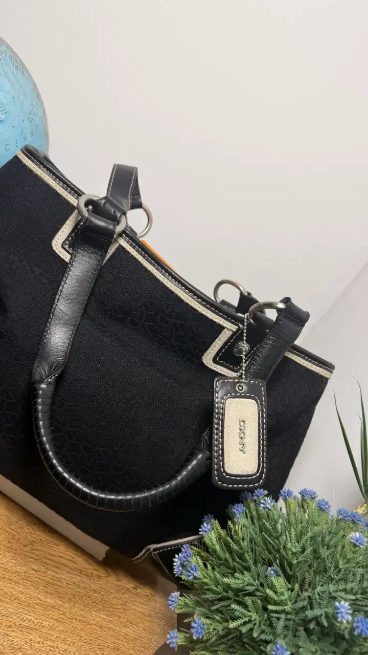 Bolso de mano negro DKNY con detalles en cuero - 4