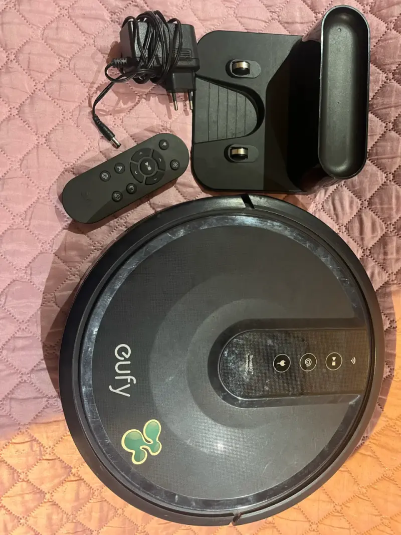 Robot aspiradora Eufy con control remoto - 1