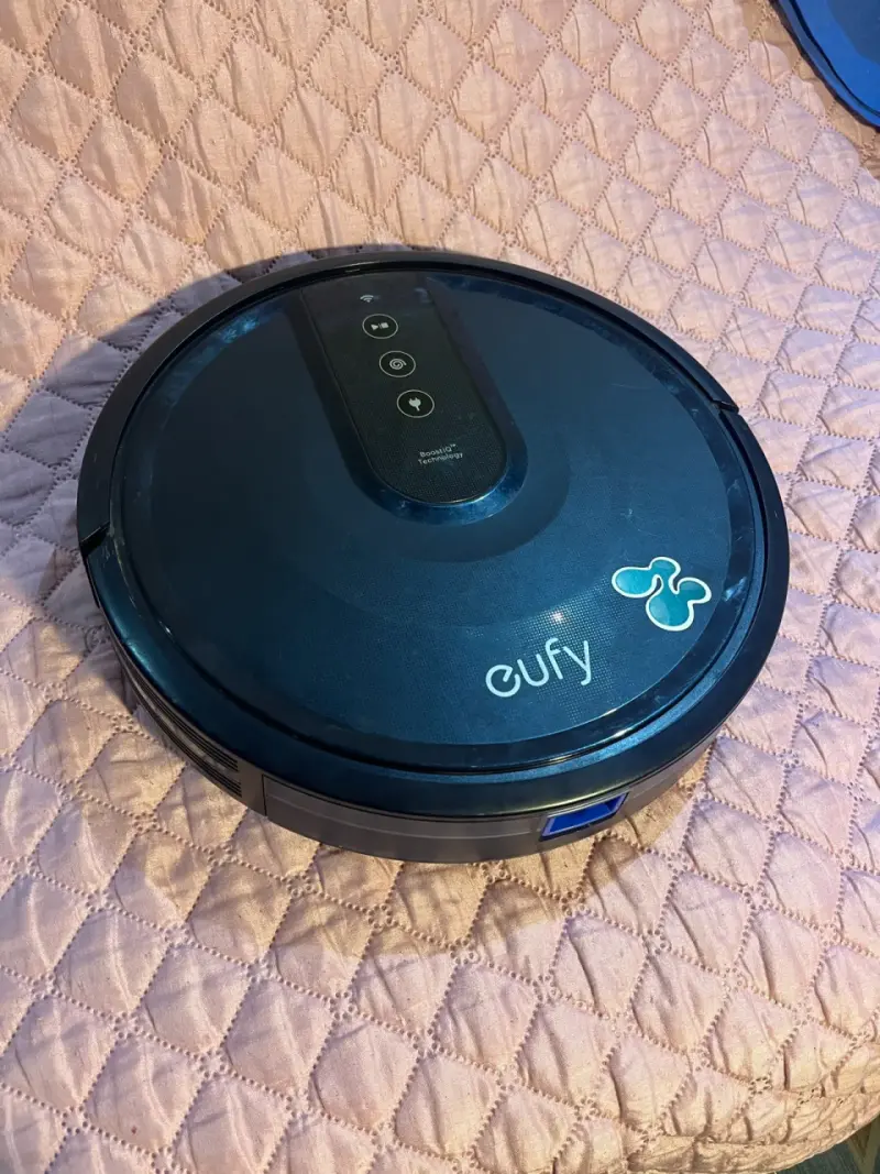 Robot aspiradora Eufy con control remoto - 2