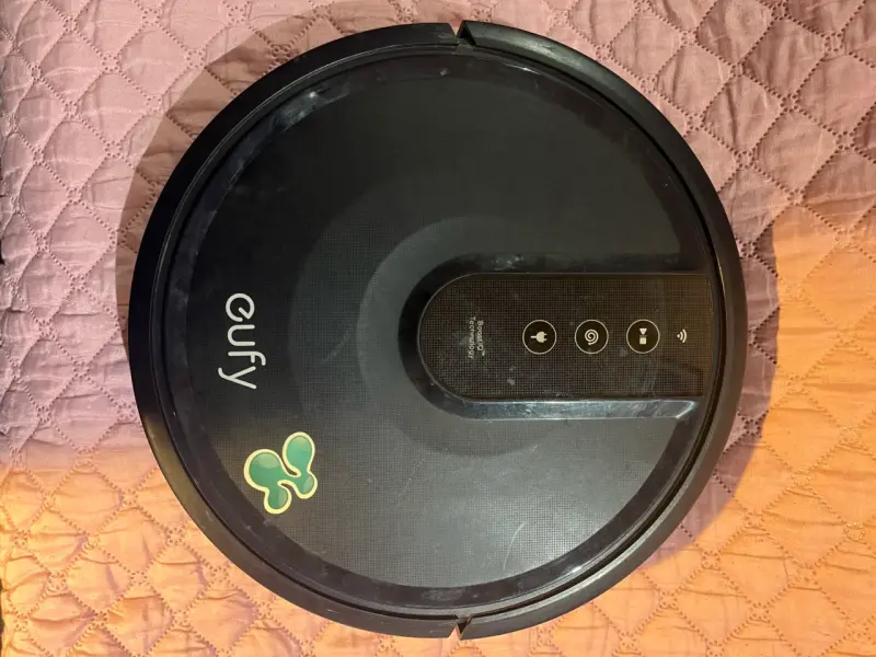 Robot aspiradora Eufy con control remoto - 4