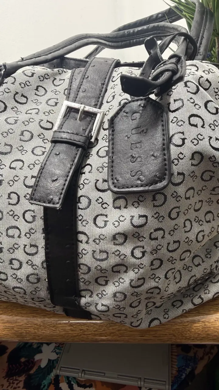 Bolso de mano Guess estampado monograma