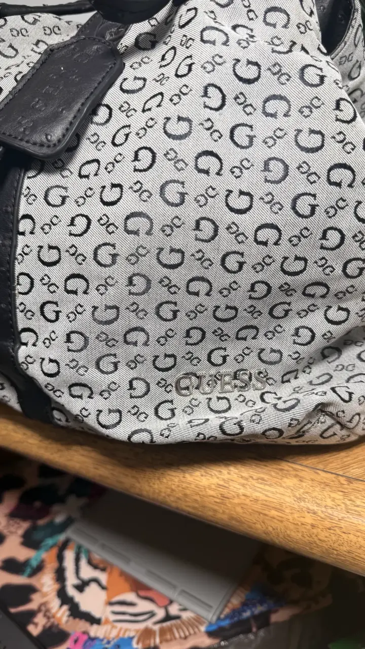 Bolso de mano Guess estampado monograma - 4