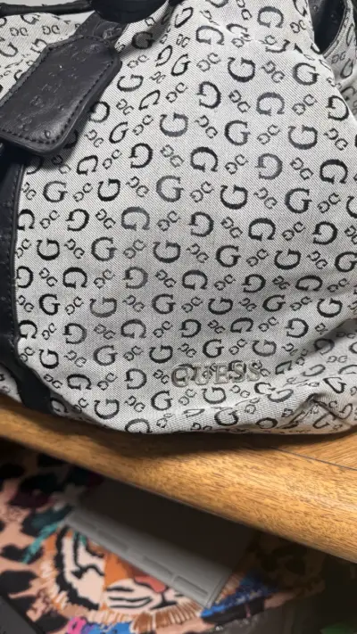Bolso de mano Guess estampado monograma - miniatura 4