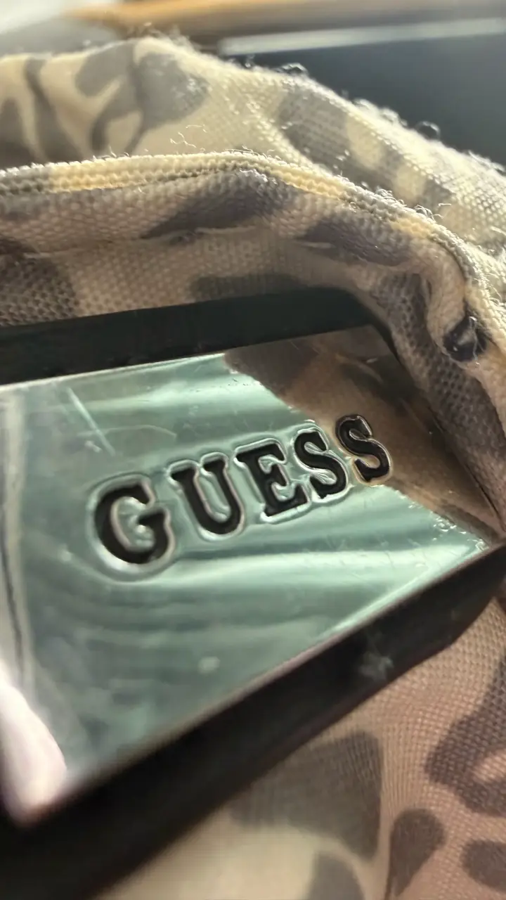 Bolso de mano Guess estampado monograma - 5