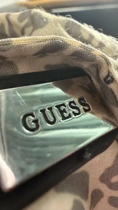 Bolso de mano Guess estampado monograma - miniatura 5