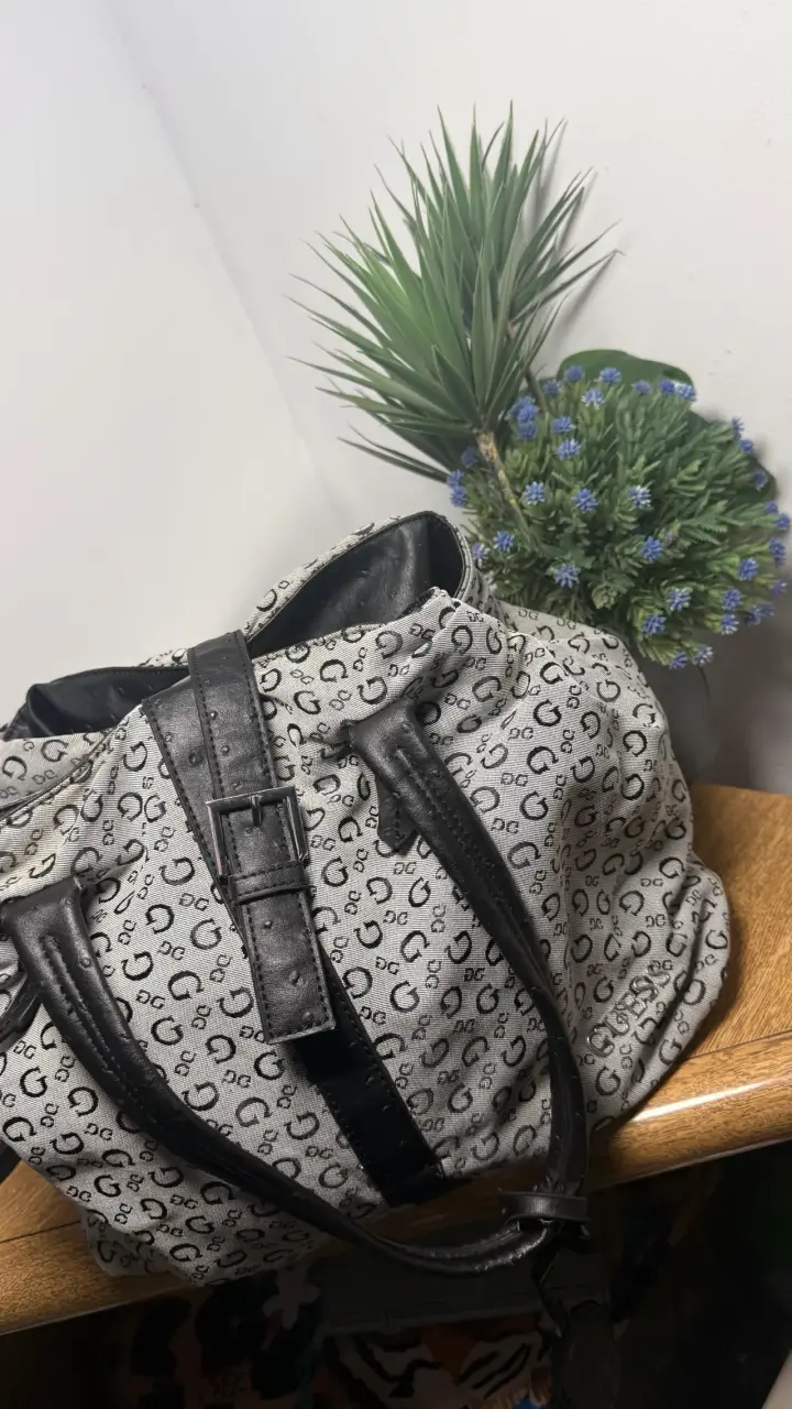 Bolso de mano Guess estampado monograma - 6