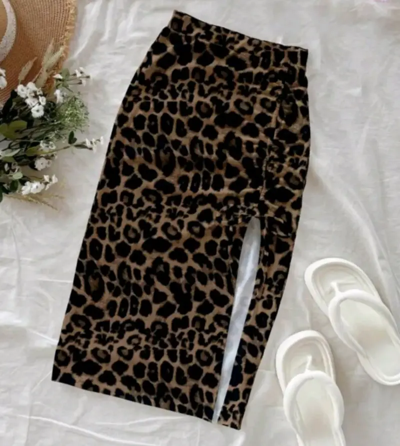 Falda midi estampado leopardo con abertura