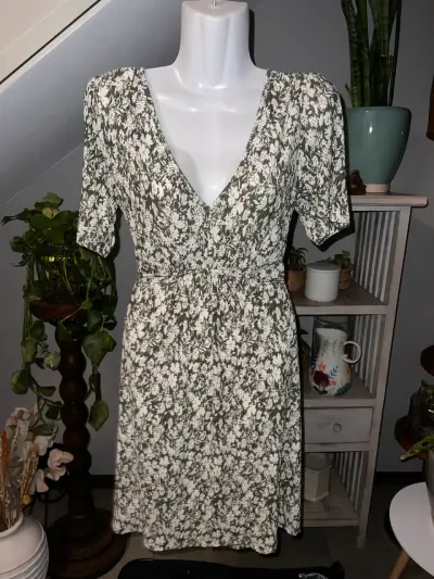 Vestido Mango Nuevo floral con escote en V - miniatura 1
