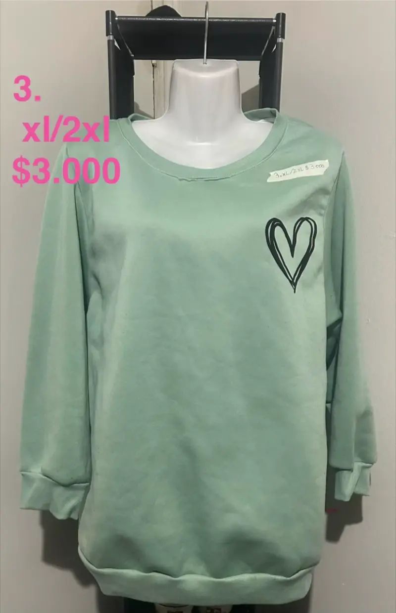 Polerón verde con diseño de corazón
