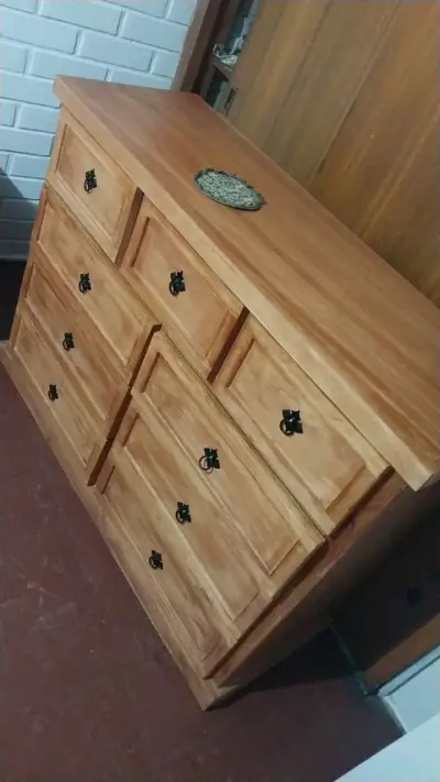 Cómoda de madera con cajones amplios casi nueva - miniatura 1