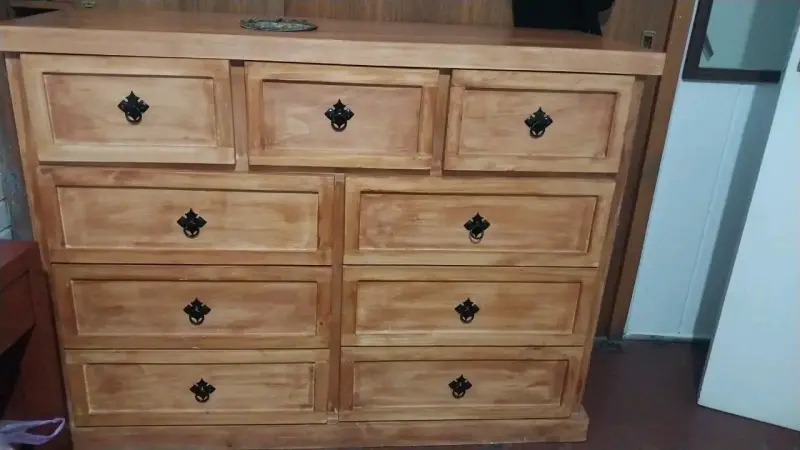 Cómoda de madera con cajones amplios casi nueva - 2