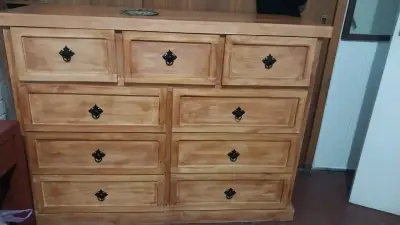 Cómoda de madera con cajones amplios casi nueva - miniatura 2