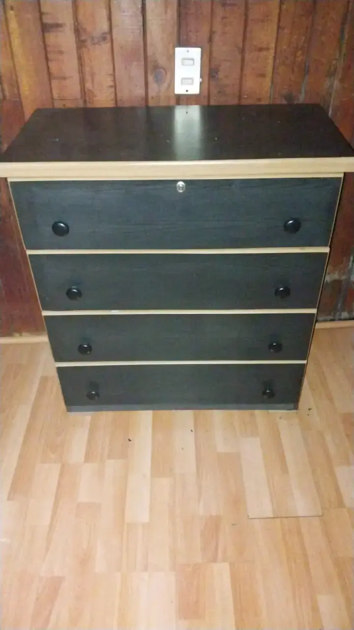 Cómoda de madera con cuatro cajones