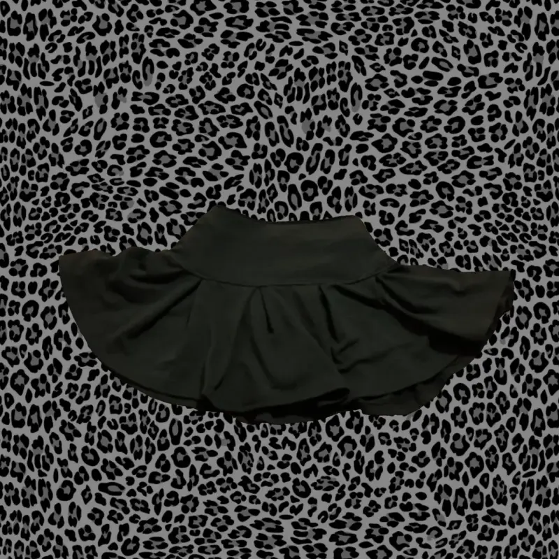 Mini falda negra con short