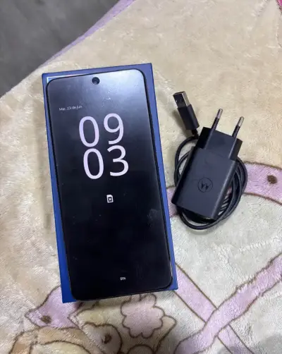 Smartphone Motorola con cargador y funda - miniatura 1