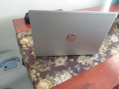 Laptop HP ProBook con Intel Core i7 y 16GB RAM - miniatura 2