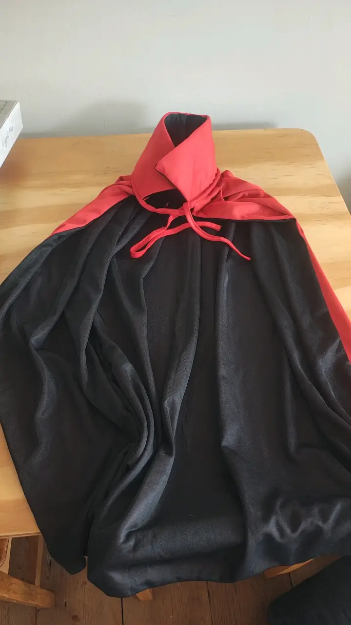 Capa de disfraz roja y negra para niño - 1