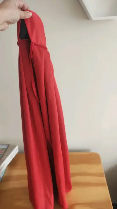 Capa de disfraz roja y negra para niño - miniatura 2