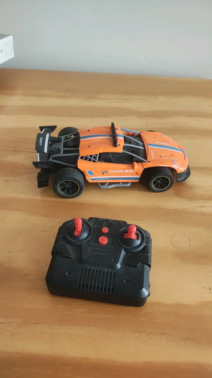 Auto a control remoto naranja con control - 1