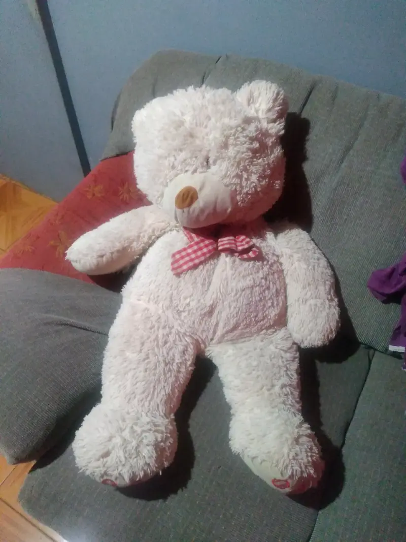 Osito de peluche grande con lazo rojo