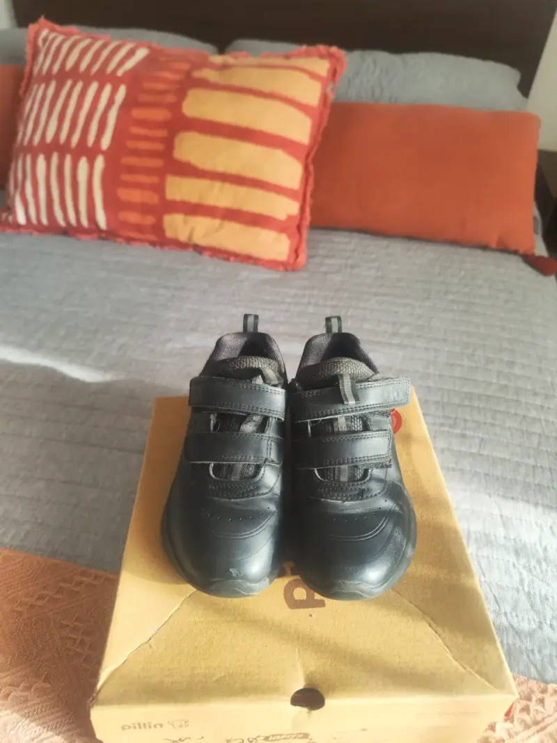 Zapatos escolares negros para niño con velcro - 1