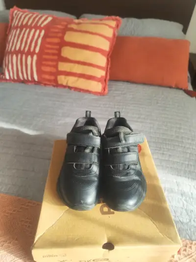 Zapatos escolares negros para niño con velcro - miniatura 1