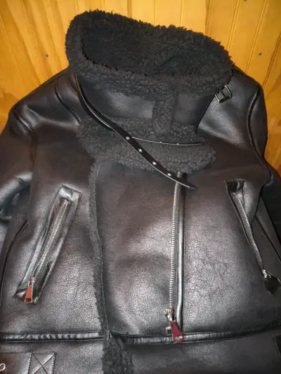 Chaqueta de cuero sintético negra con forro de lana - miniatura 1
