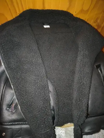 Chaqueta de cuero sintético negra con forro de lana - miniatura 2