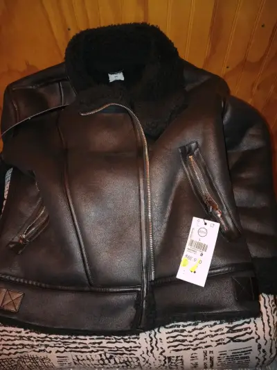 Chaqueta de cuero sintético negra con forro de lana - miniatura 4
