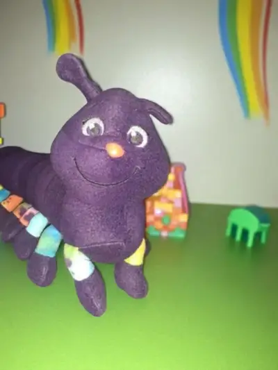 Oruga de peluche multicolor y peluches para niños - miniatura 3