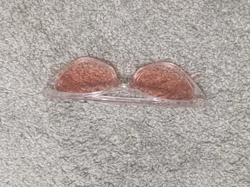 Gafas de sol transparentes con lentes rosados