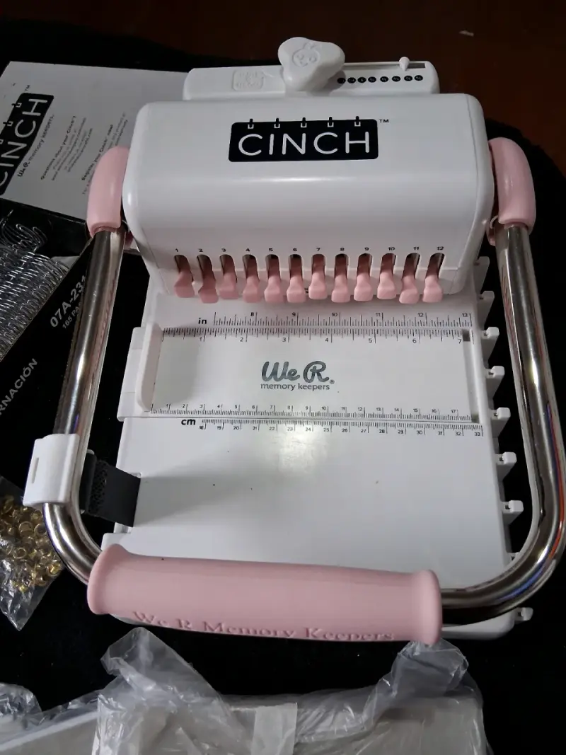 Encuadernadora Cinch We R Memory Keepers con Accesorios - 3