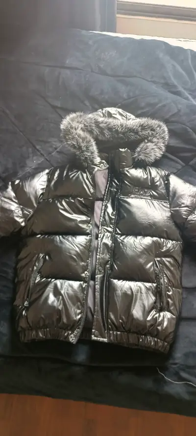 Chaqueta acolchada con capucha de piel sintética - miniatura 1