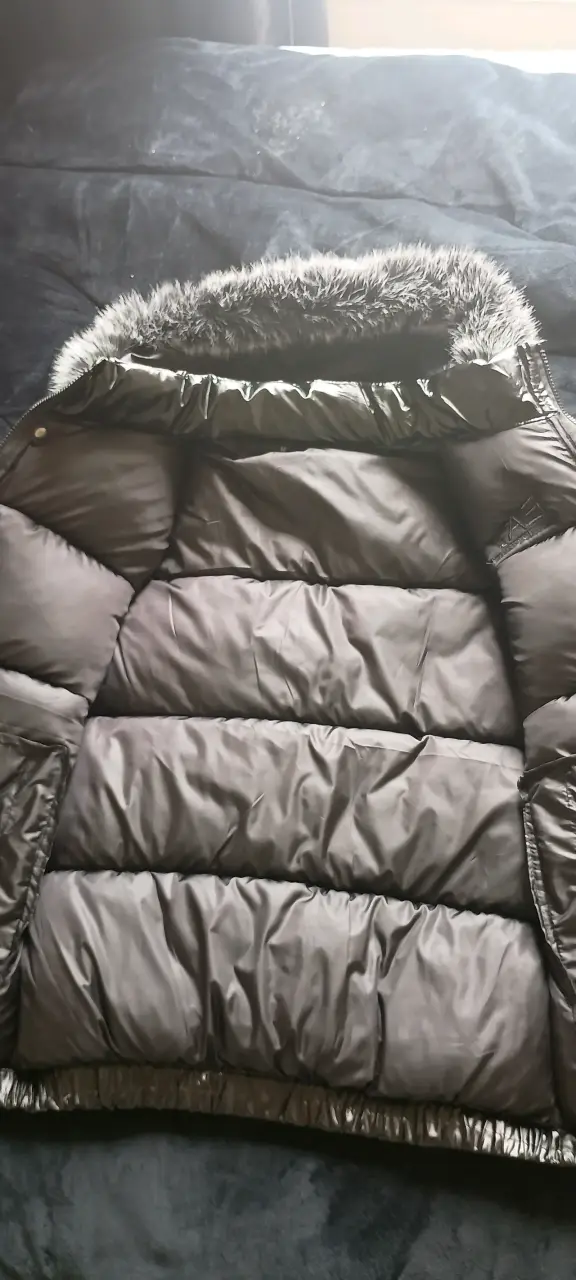 Chaqueta acolchada con capucha de piel sintética - 2