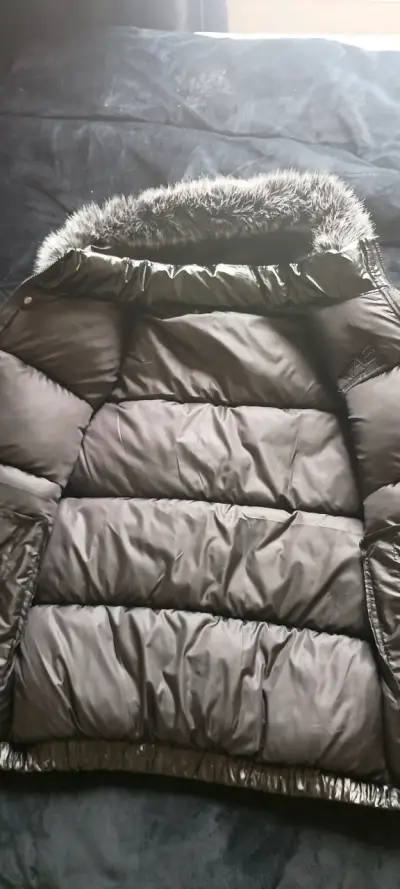 Chaqueta acolchada con capucha de piel sintética - miniatura 2