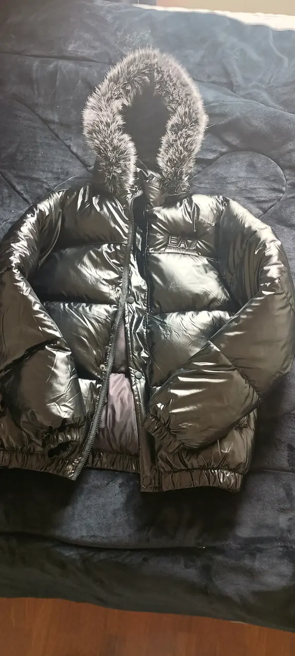 Chaqueta acolchada con capucha de piel sintética - 3