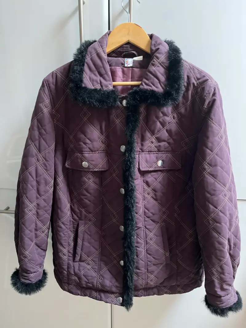Chaqueta acolchada morada con detalles de piel sintética - 1