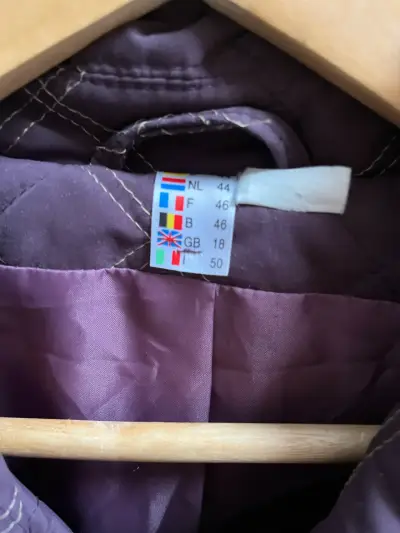 Chaqueta acolchada morada con detalles de piel sintética - miniatura 2