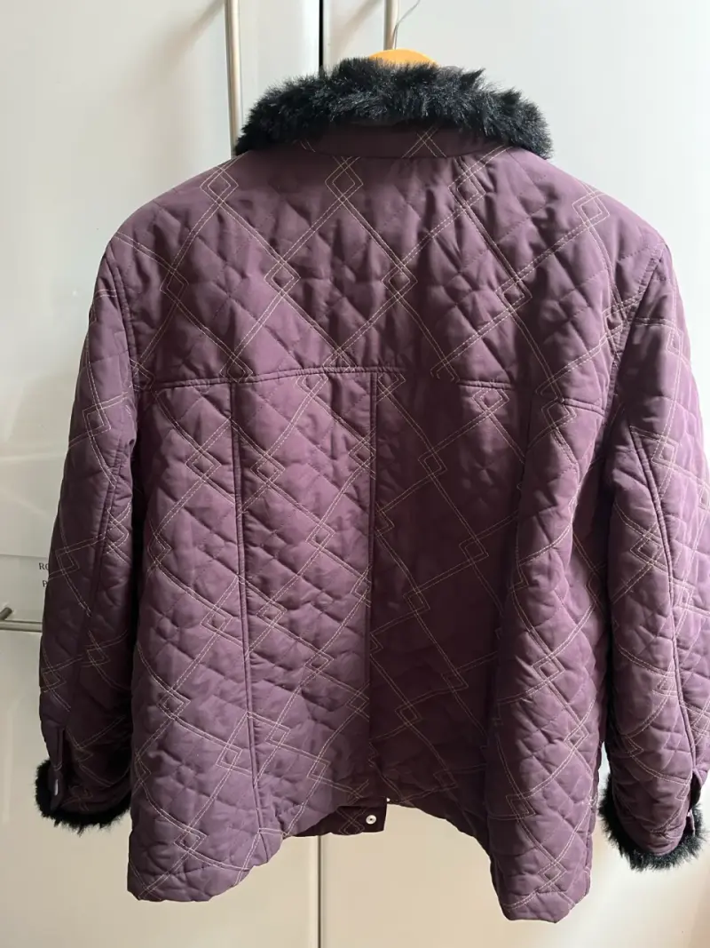 Chaqueta acolchada morada con detalles de piel sintética - 3