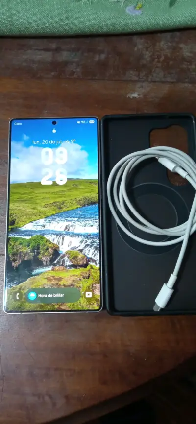 Smartphone Samsung Galaxy S23 Ultra con cargador - miniatura 1
