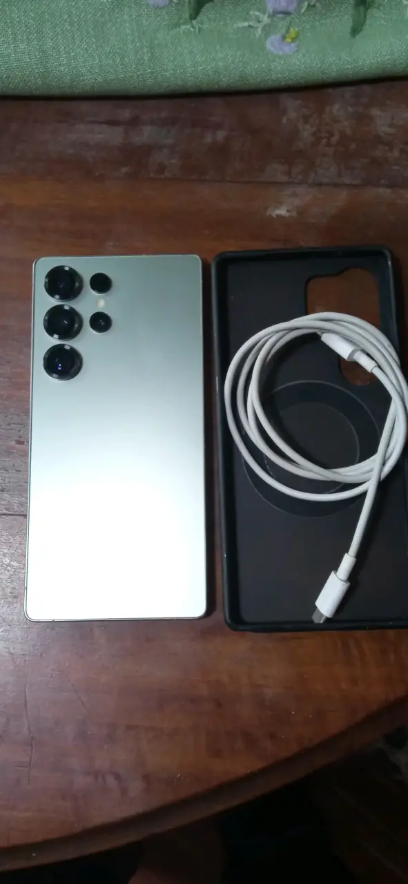 Smartphone Samsung Galaxy S23 Ultra con cargador - 2