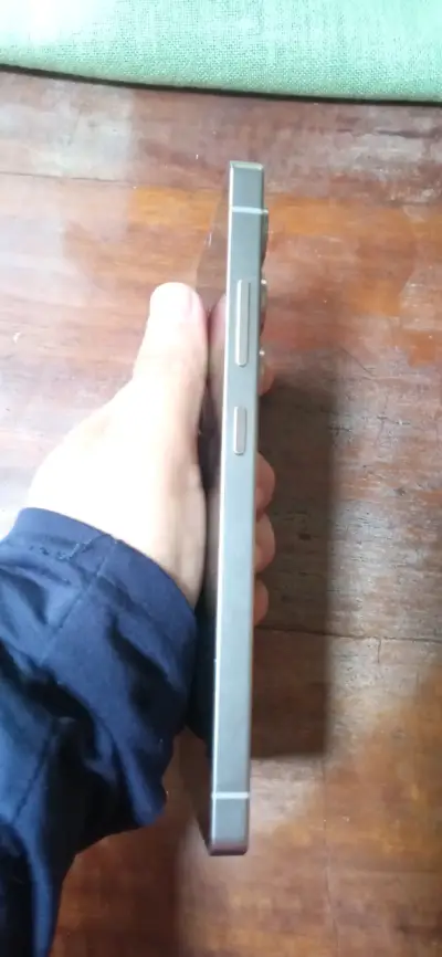 Smartphone Samsung Galaxy S23 Ultra con cargador - miniatura 6