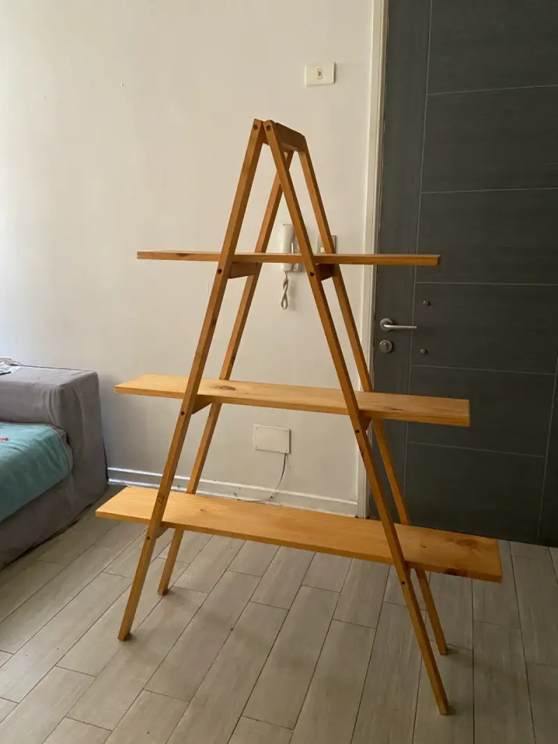 Estantería de madera tipo escalera