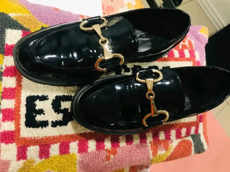 Mocasines negros de charol con hebilla dorada - 1