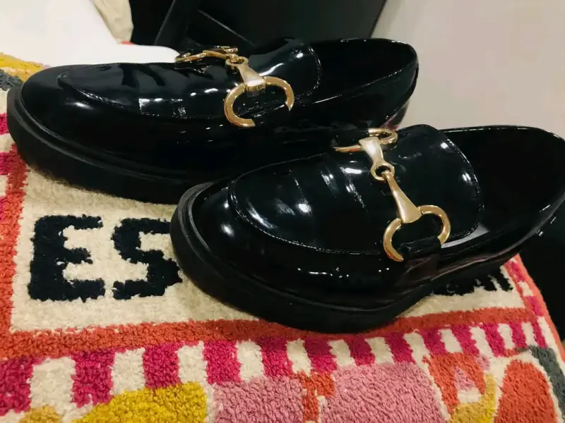 Mocasines negros de charol con hebilla dorada - 2