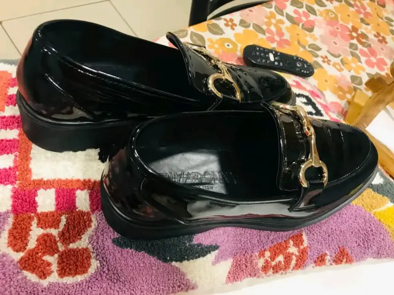 Mocasines negros de charol con hebilla dorada - 3