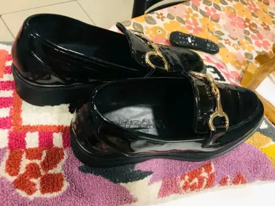 Mocasines negros de charol con hebilla dorada - miniatura 3