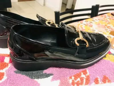 Mocasines negros de charol con hebilla dorada - miniatura 4