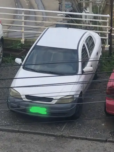 Auto sedán compacto en buen estado - miniatura 1